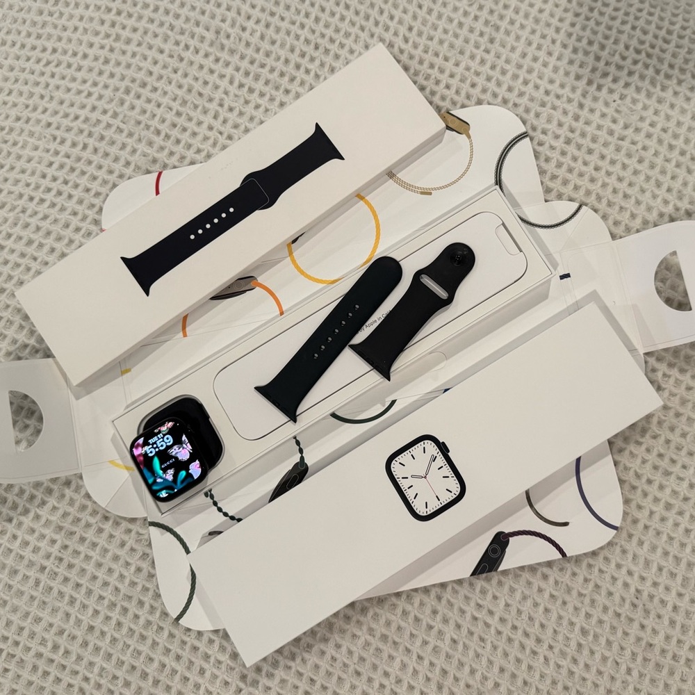 Apple Watch Series 7, gps and WiFi, 45mm with band.